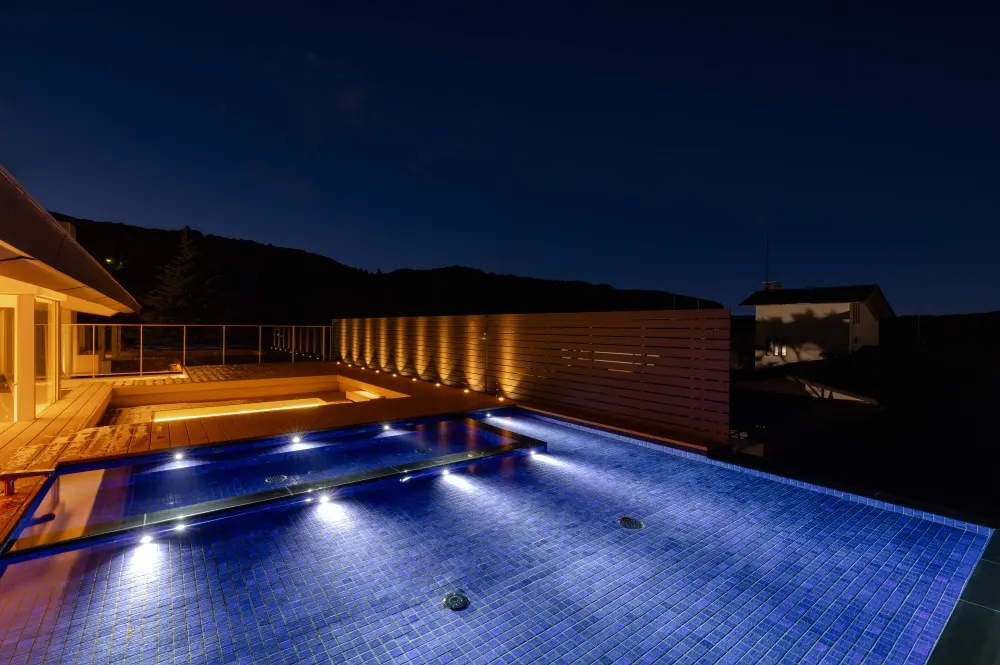 屋上サウナエリアの外気浴スペース内の水盤と水風呂の演出