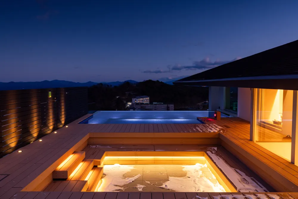 屋上サウナエリアの外気浴スペース全体の雰囲気