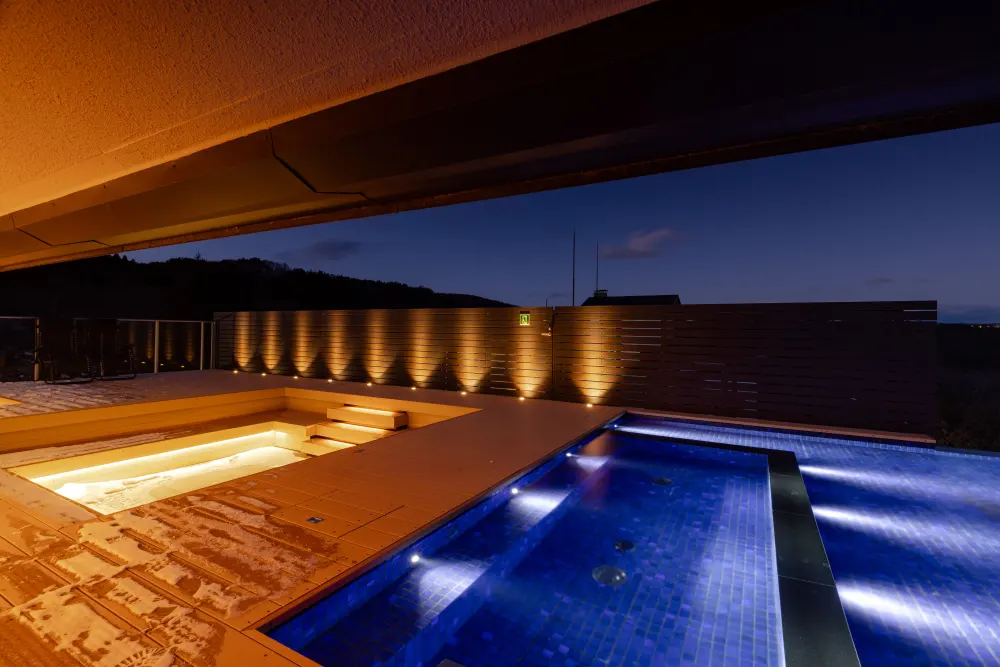 屋上サウナエリアの外気浴スペース