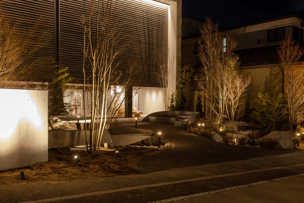 エントランスエリアのライトアップされた植栽