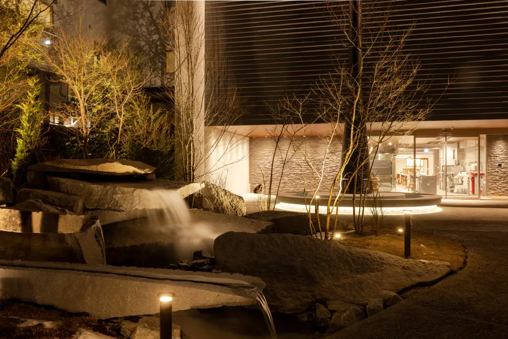 エントランスエリアのアプローチに取り入れられた下方配光のポールライト