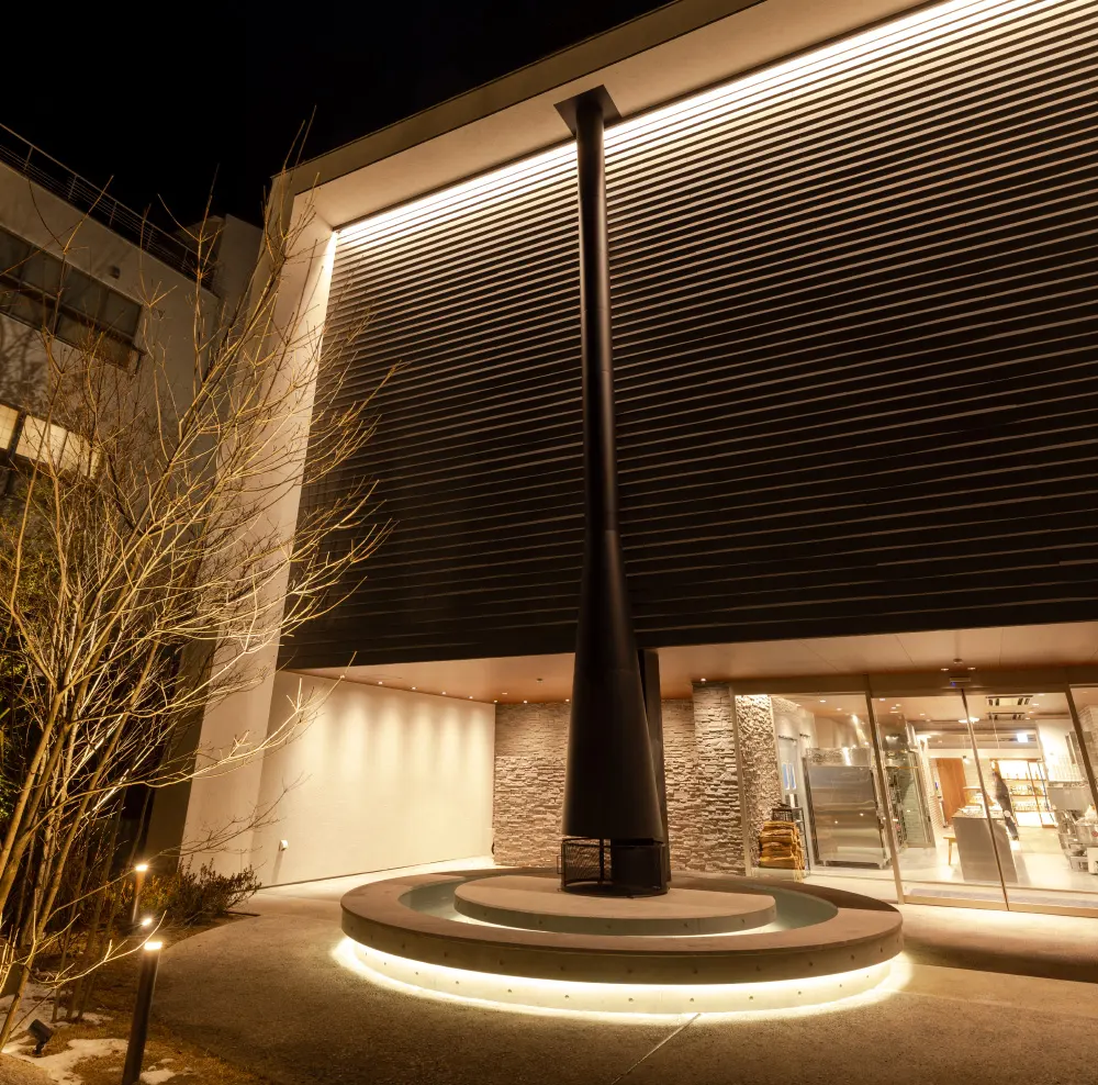 建物のルーバーと暖炉ポールを活かした光の演出の様子
