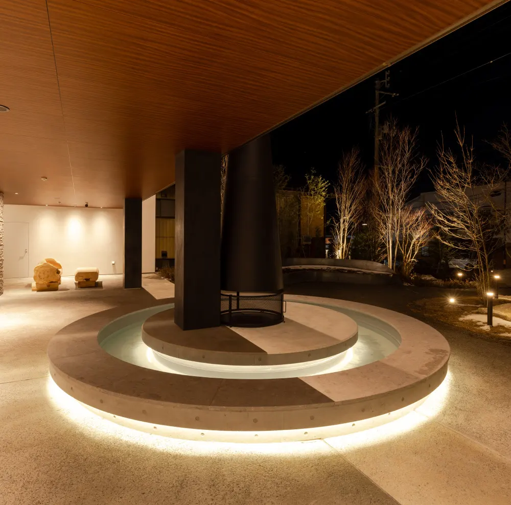 足湯エリアに取り入れられた間接照明の様子