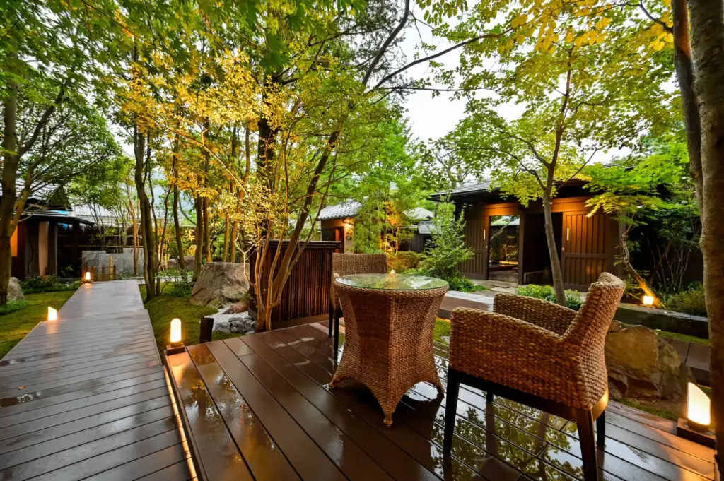 こころをなでる静寂 みやこのリニューアルした中庭の日暮れ前の様子②