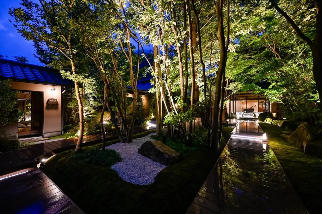 こころをなでる静寂 みやこのリニューアルした中庭の夜の様子①