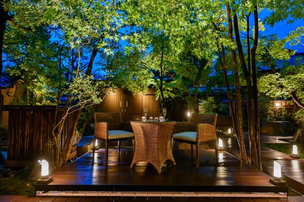 美しくライトアップされたカエデ