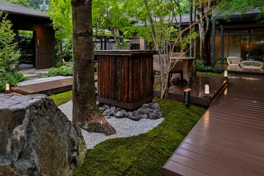 景観に溶け込むために木枠に囲まれたトランス