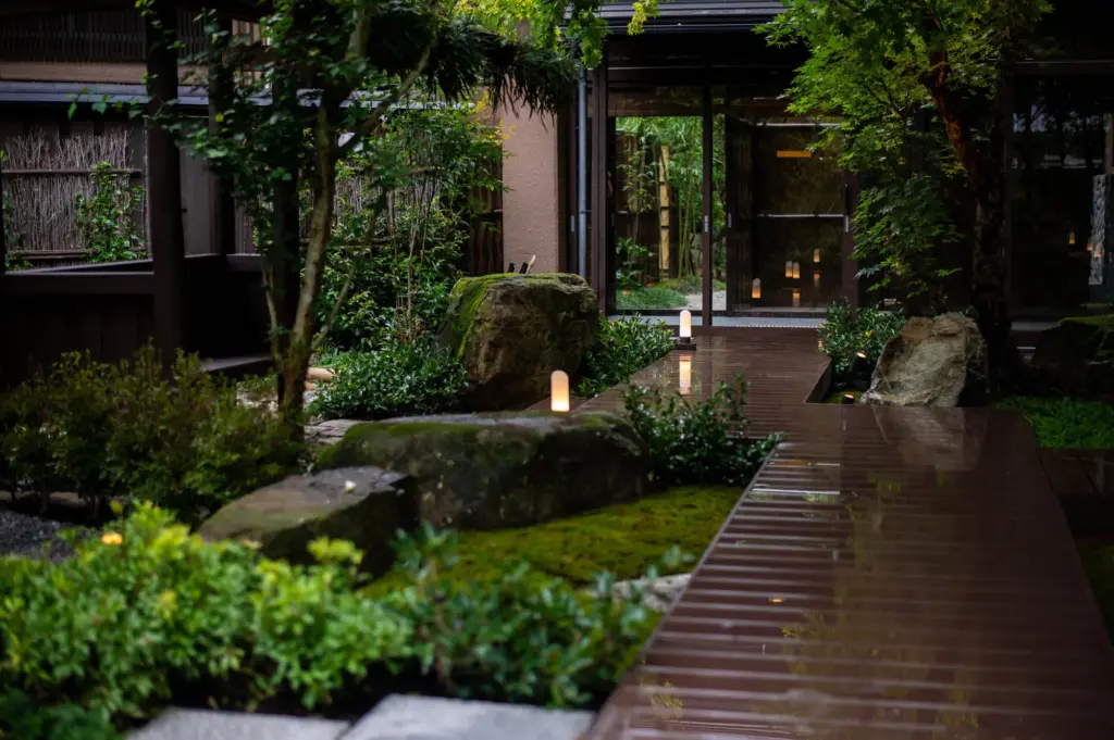 こころをなでる静寂 みやこのリニューアルした中庭の日暮れ前の様子①