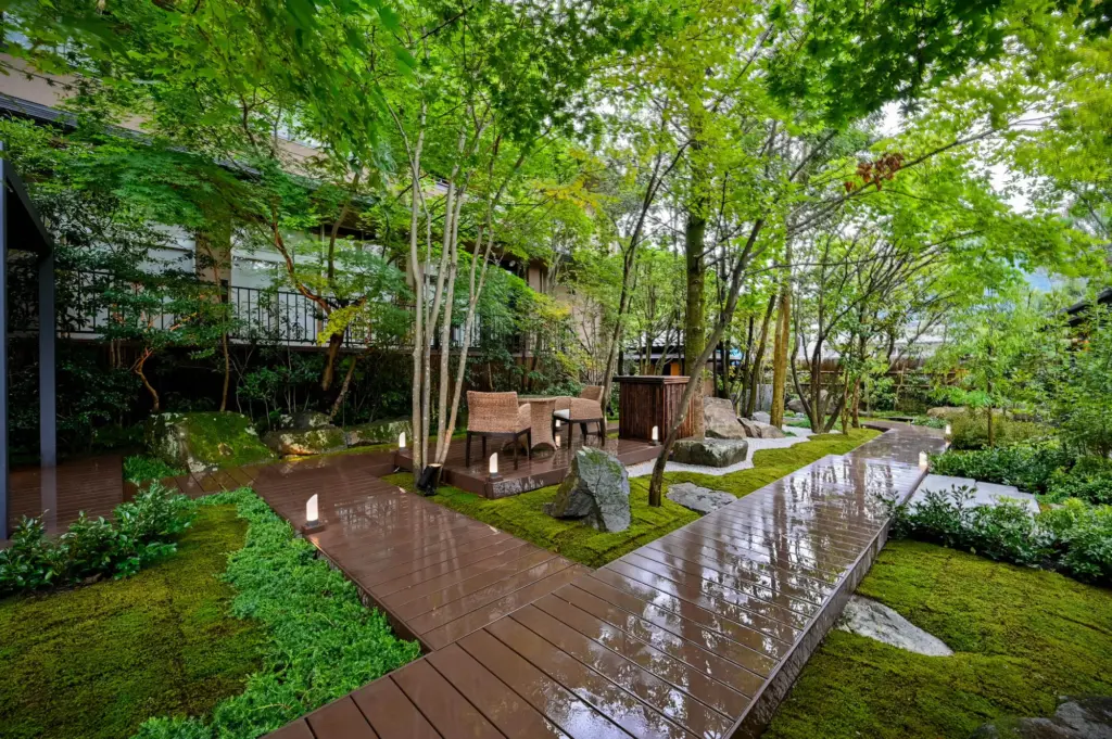 こころをなでる静寂 みやこのリニューアルした中庭の様子