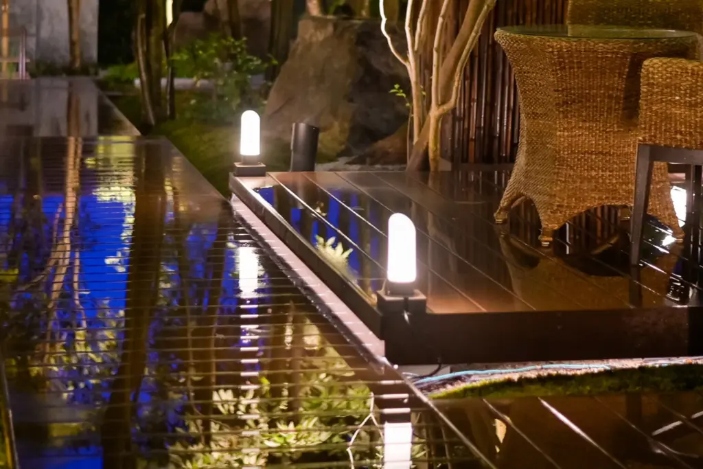 あかりだまりづくりに取り入れられた別注の和風ライト「かぎろい」