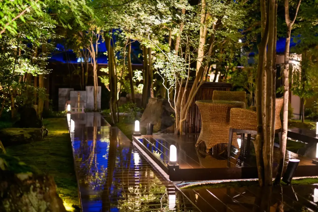 こころをなでる静寂 みやこのリニューアルした中庭の夜の様子②