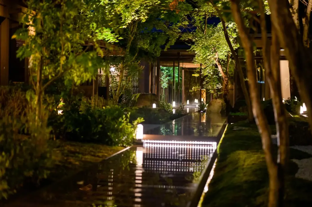 ウッドデッキ下に仕込まれた間接照明