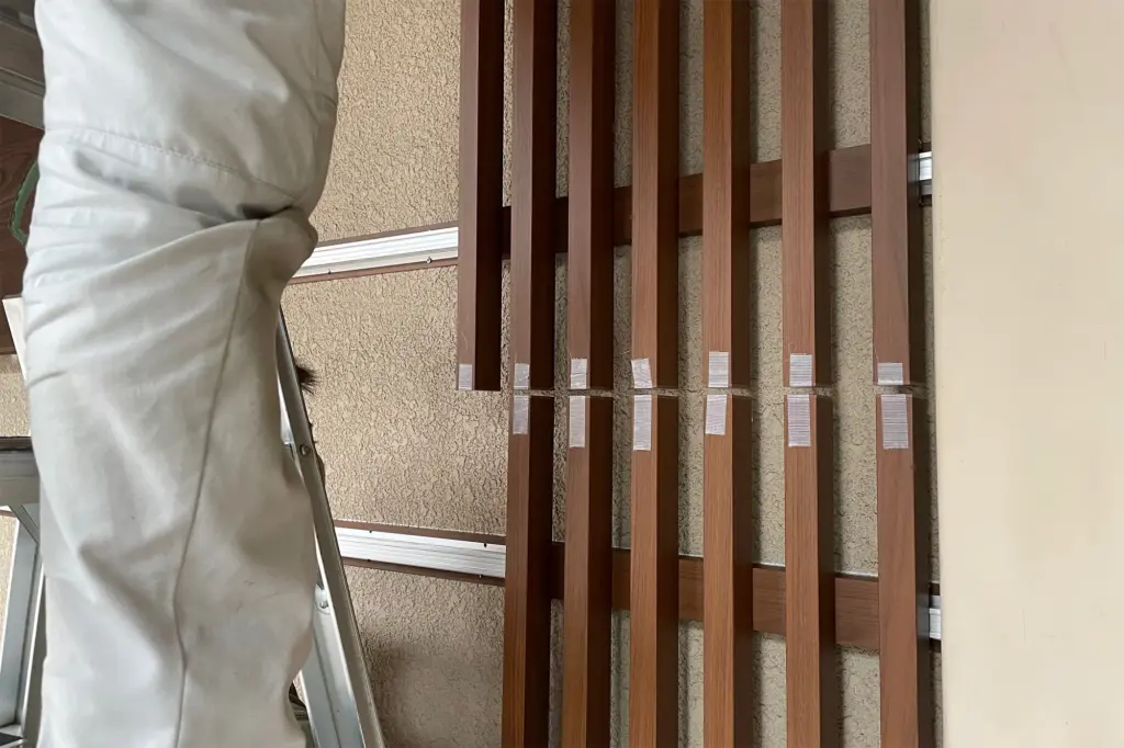 現場での建材やライト取付具の水平・垂直のレベル調整の様子