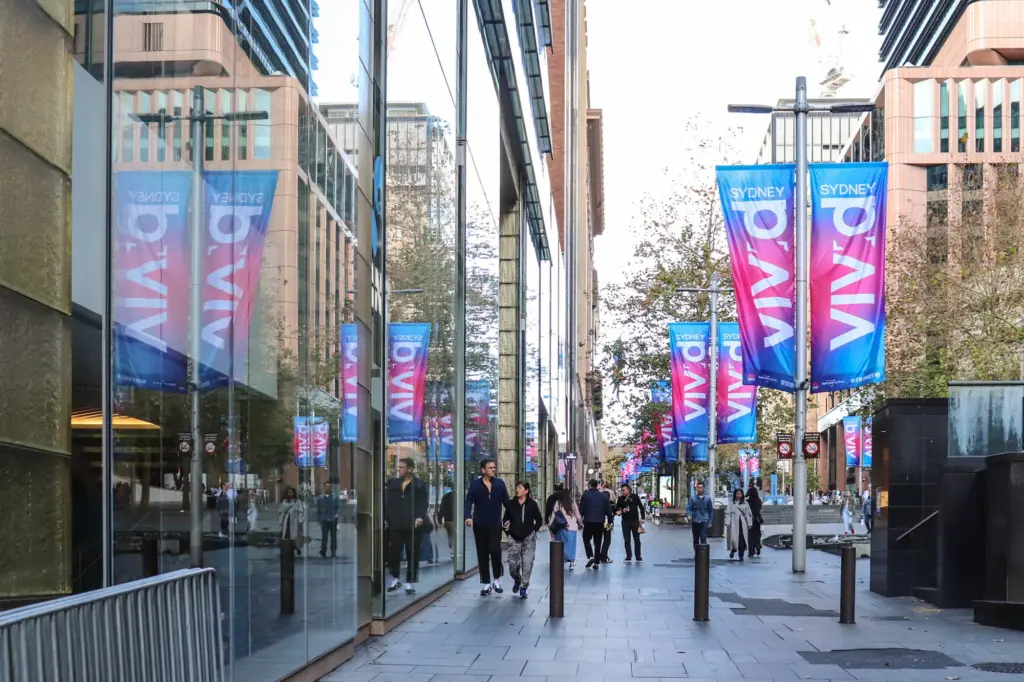 統一された「Vivid」の広告で染まった街並み①