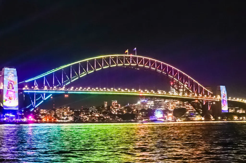 昼と夜で雰囲気が変わる「Vivid Sydney」中の街並み(夜①)