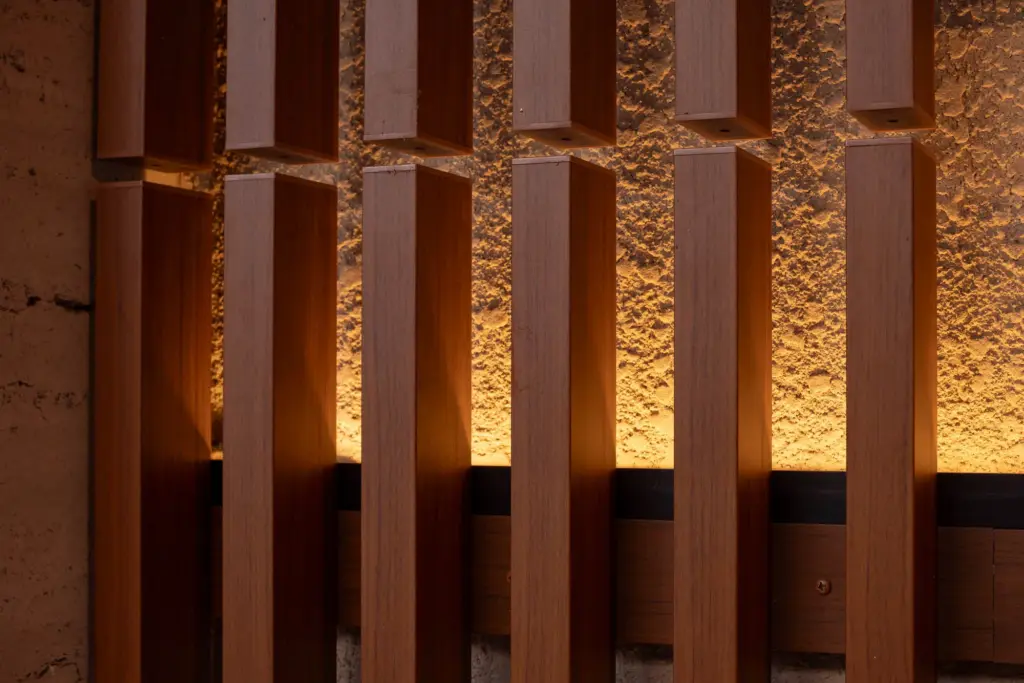 現場調整によってきれいに整った建材とライトの配置