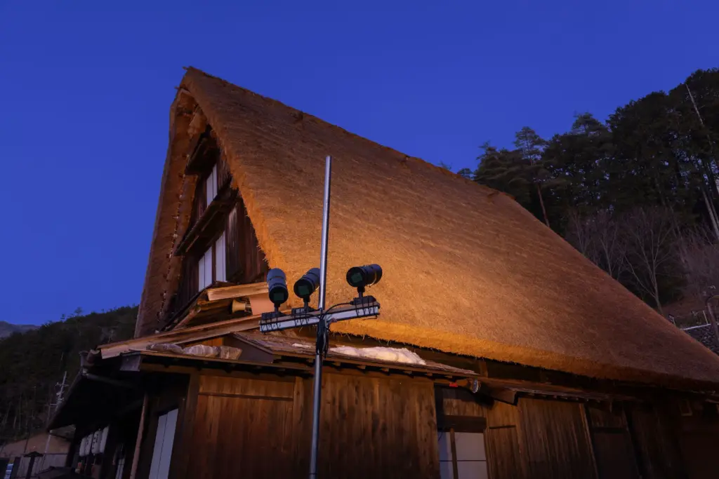下呂温泉合掌村の仮説でのライトアップ検証の様子