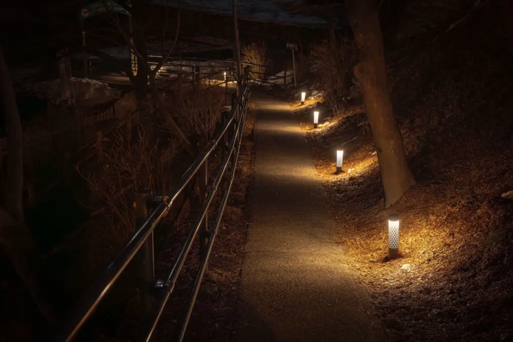 下呂温泉合掌村の通路のライトアップの様子