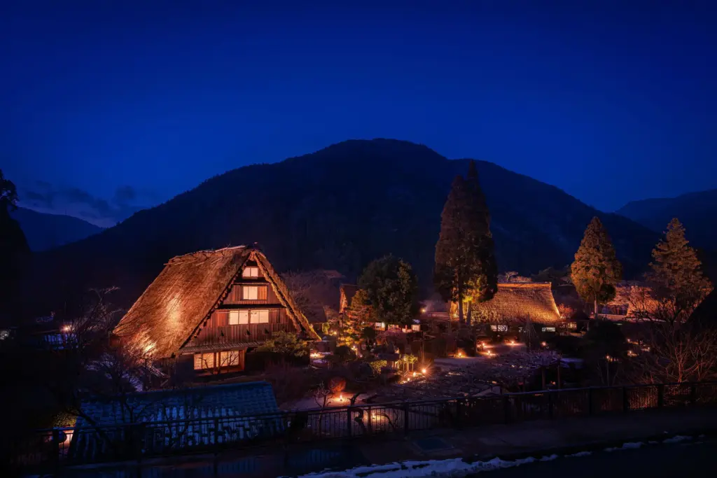 下呂温泉合掌村全体のライトアップの様子
