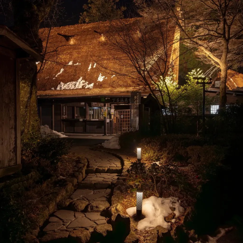 下呂温泉合掌村の風景になじむトーチパススタンド カゴメの様子①