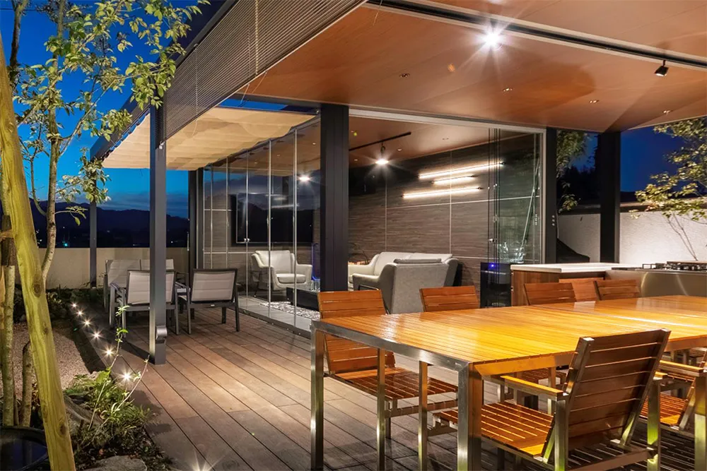 半屋外空間(アウトドアリビング)で使用されているラインウォールライトのイメージ