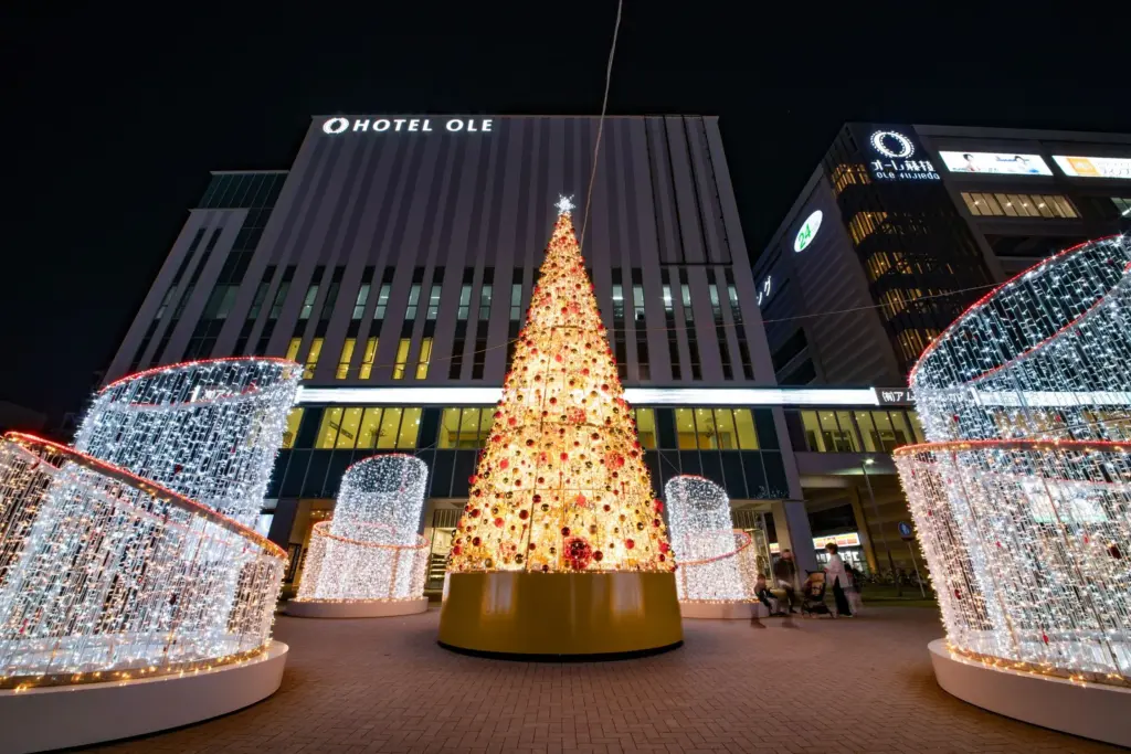 藤枝駅南口のイルミネーションで採用されたクリスマスモチーフの大型イルミネーション