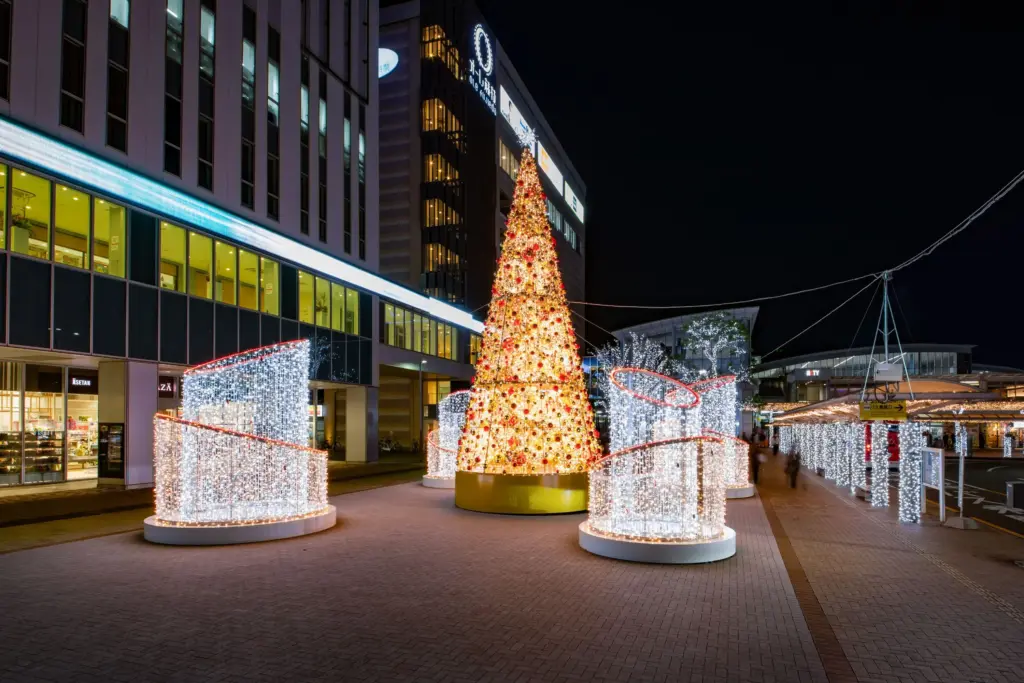 電球色と白色をベースに整えられたイルミネーション①