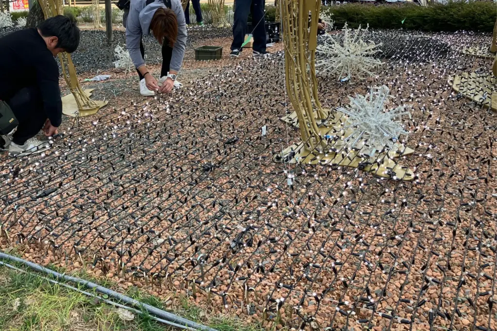 緻密に丁寧に仕上げられた藤枝駅南口のイルミネーションの施工の様子①