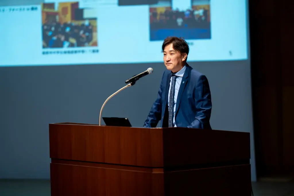 タカショーデジテックの方針説明会で社長が説明している様子