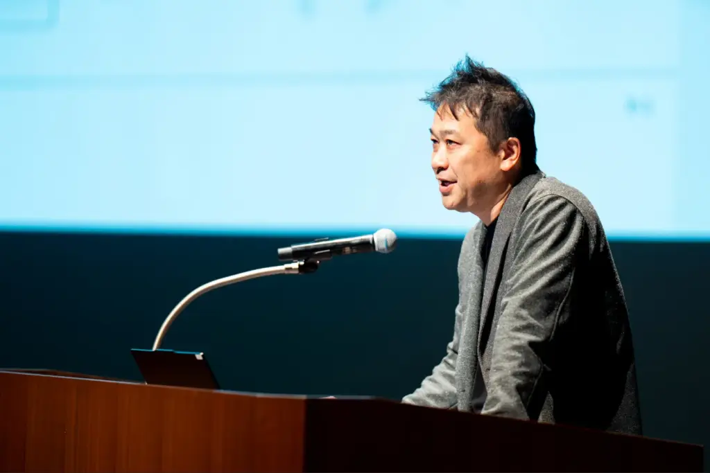 タカショーデジテックの方針説明会で各部門長・プロジェクトリーダーが説明している様子①