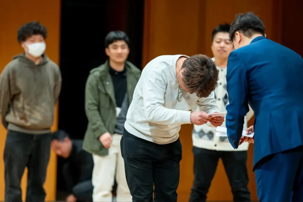 タカショーデジテックの方針説明会で社員賞・優秀社員賞の表彰が行われている様子