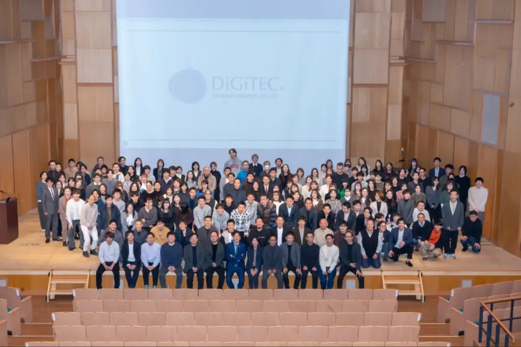 2025年度の方針説明会参加者での記念撮影