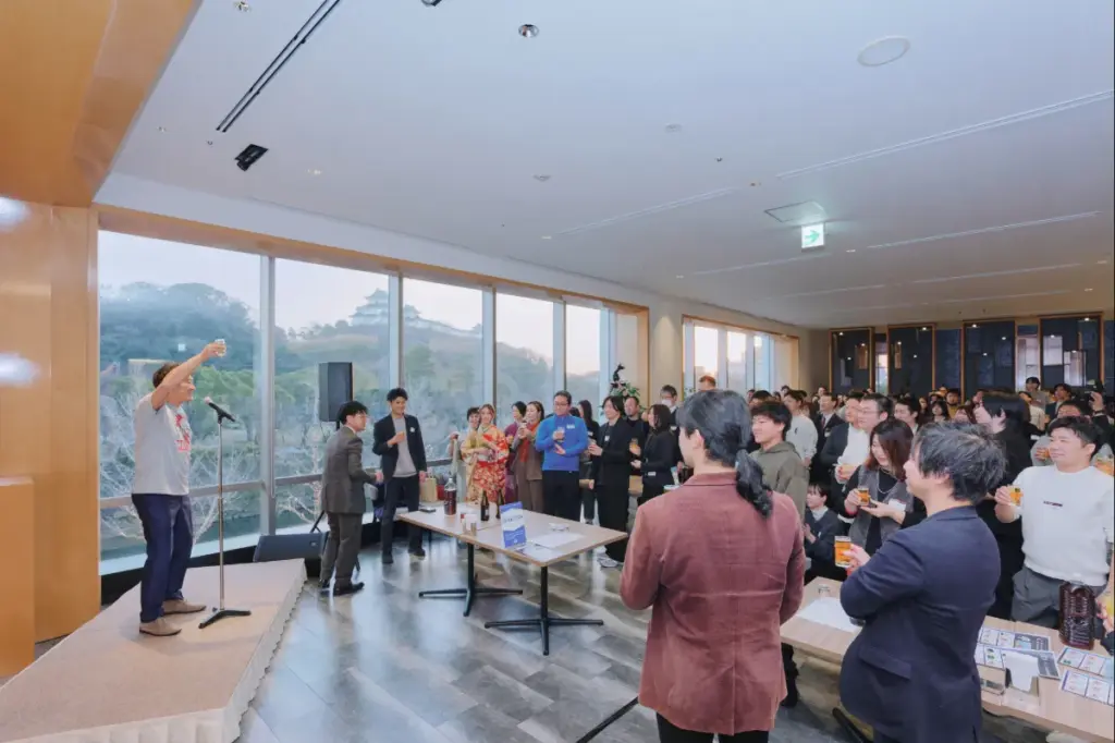 懇親会での開始の乾杯の様子