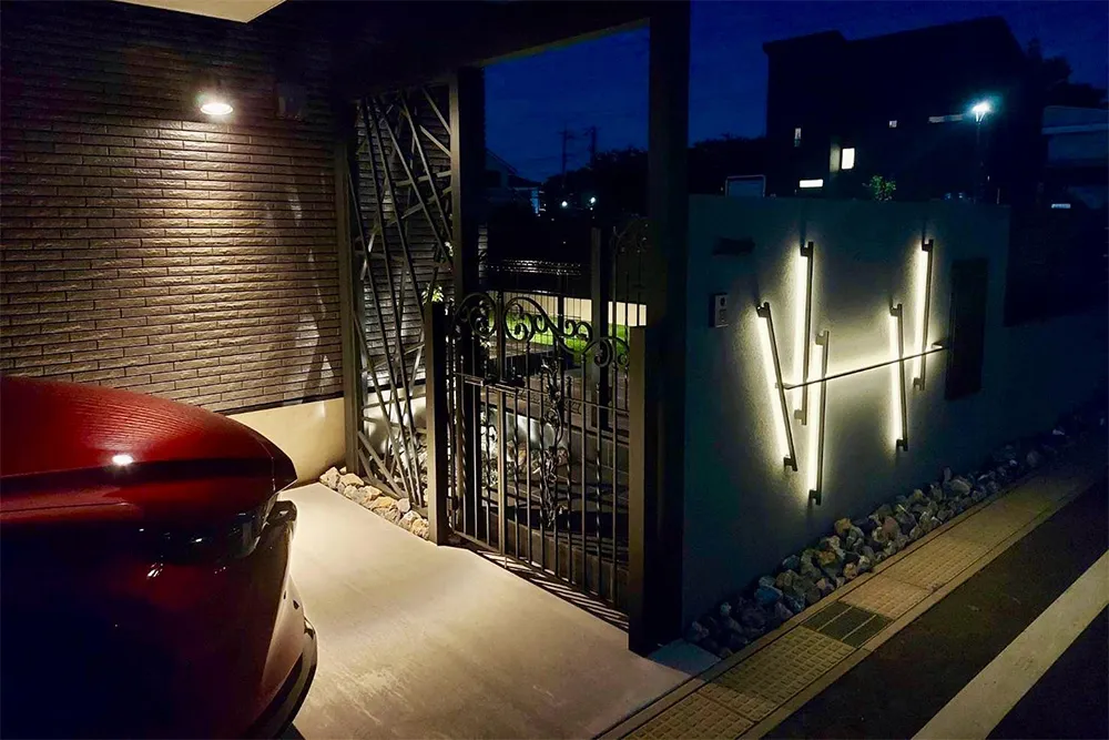 外構の壁面で使われているラインウォールライトのイメージ