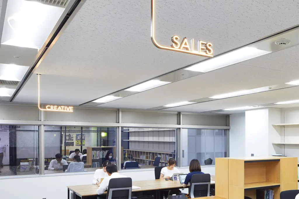 タカショーデジテック内で案内サインとしてDIGITEC SIGN SLITを取り入れている様子