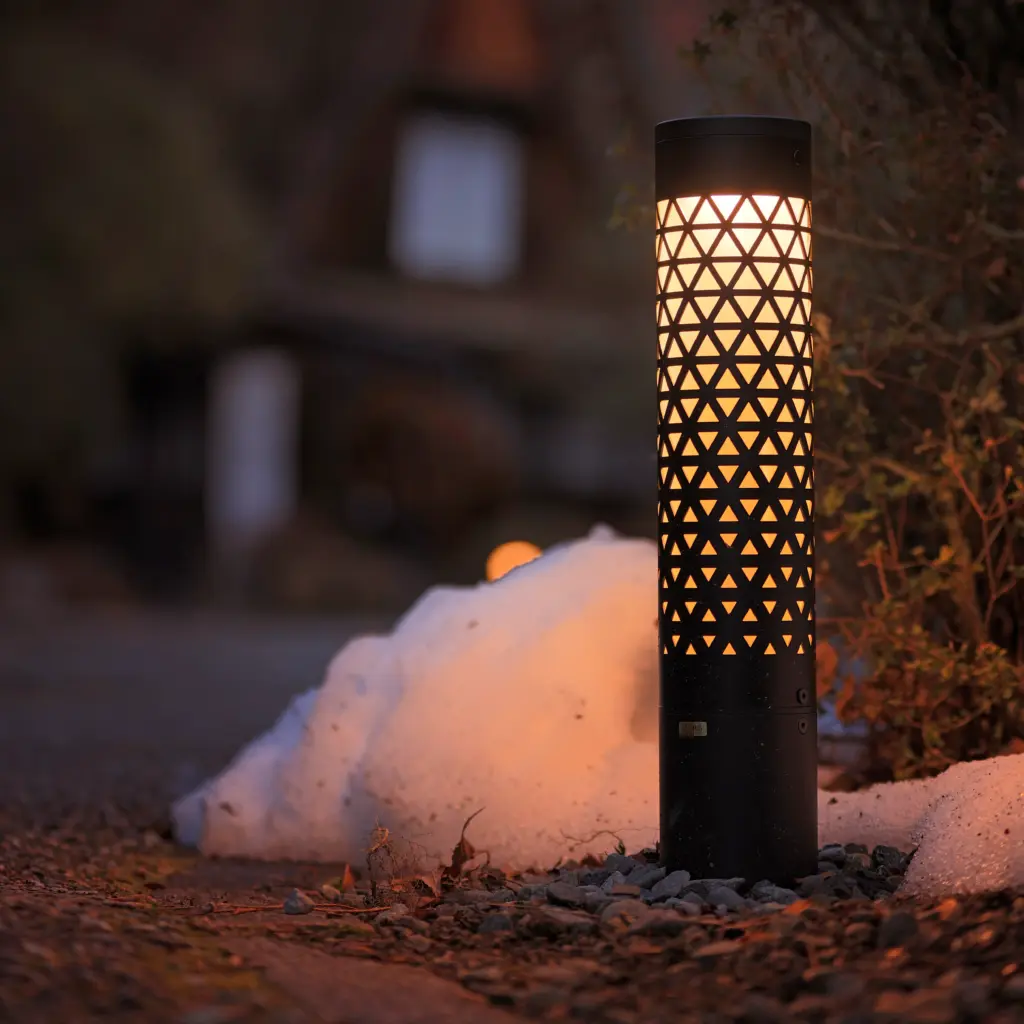 下呂温泉合掌村の風景になじむトーチパススタンド カゴメの様子②