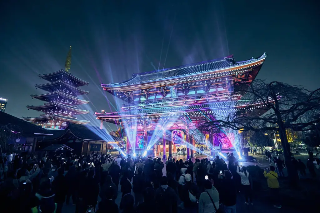 「ASAKUSA CULTURE & LIGHTS 2025」で株式会社一旗さまが手掛けたプロジェクションマッピングの様子①