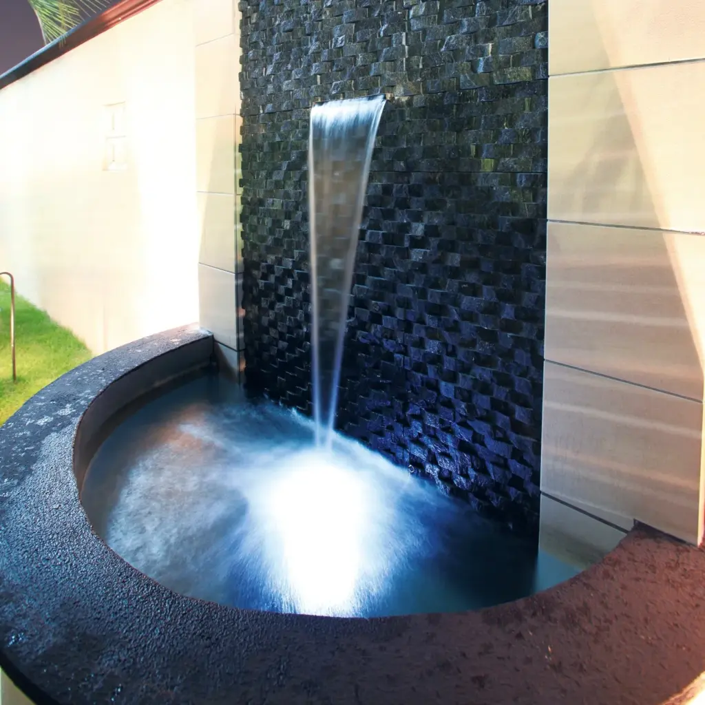 動的な水の演出の中規模のイメージ