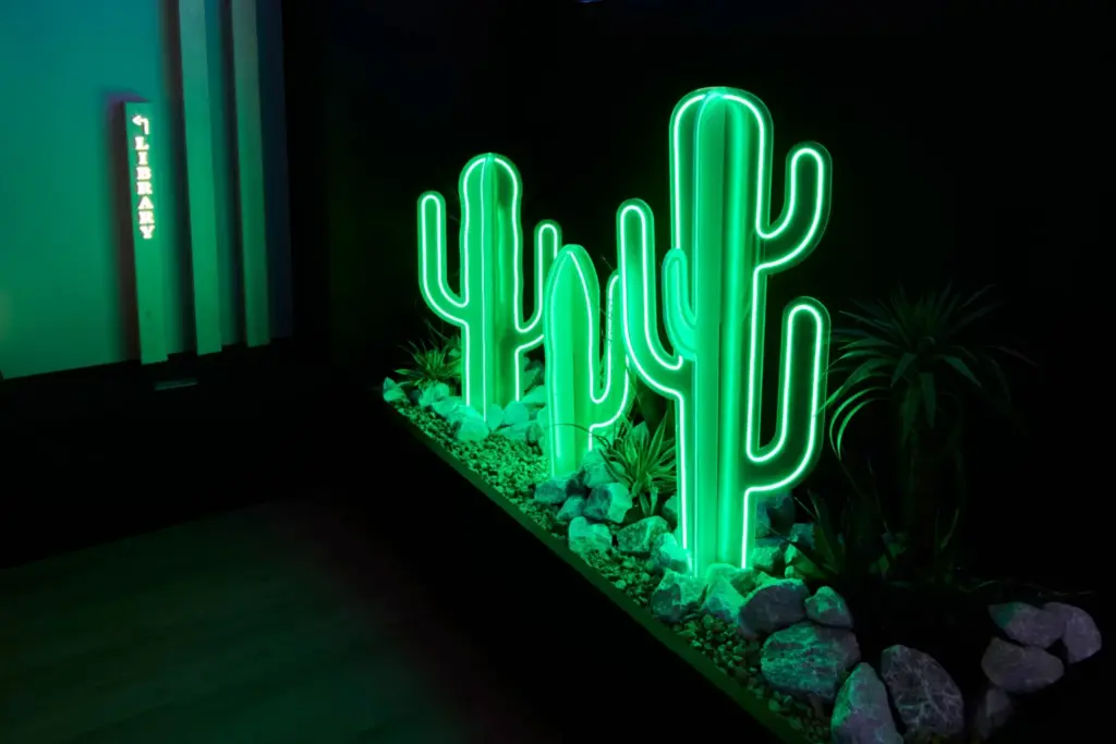 DIGITEC SIGN NEO FREEのアクリルを立体的に組み合わせた魅せ方②