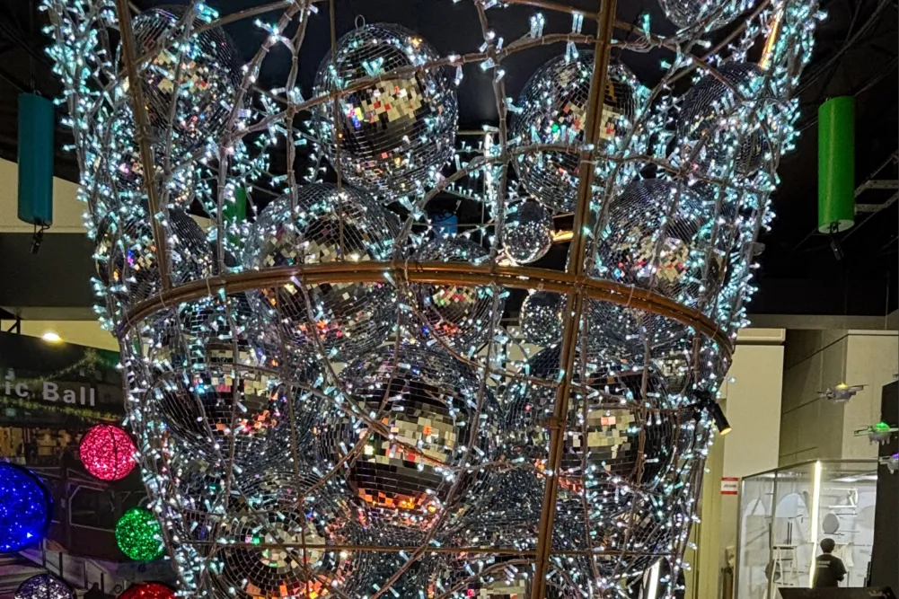 展示会でのストリングライト×ミラーボールの実施例