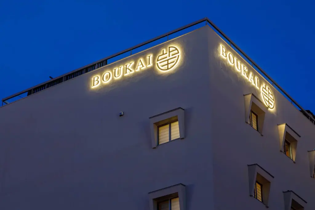 高所でも印象を残せる視認性があるLEDサインの例①