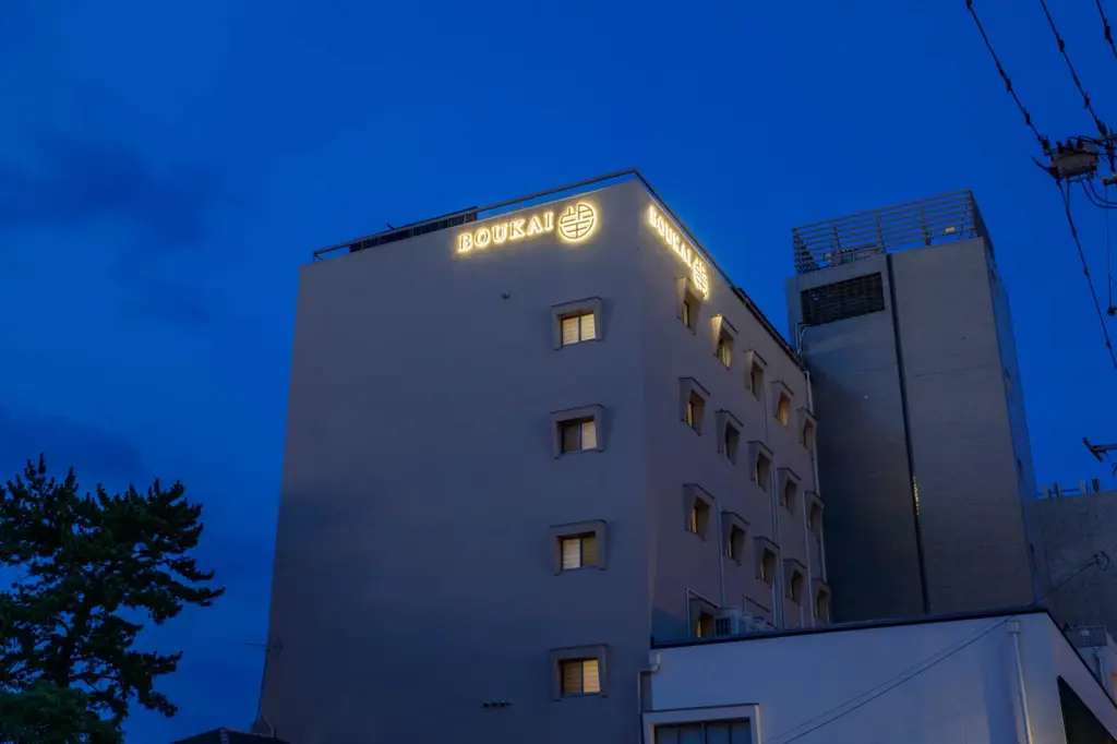 高所でも印象を残せる視認性があるLEDサインの例