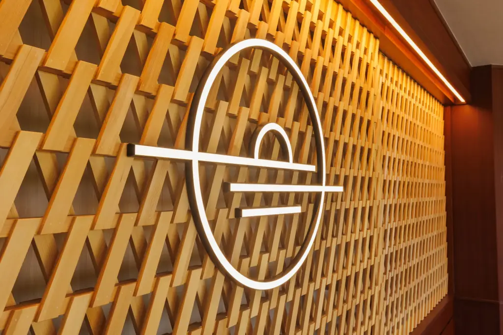 壁面意匠と一体化させたLEDサインの例②