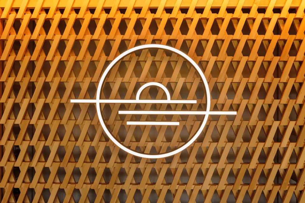 壁面意匠と一体化させたLEDサインの例①