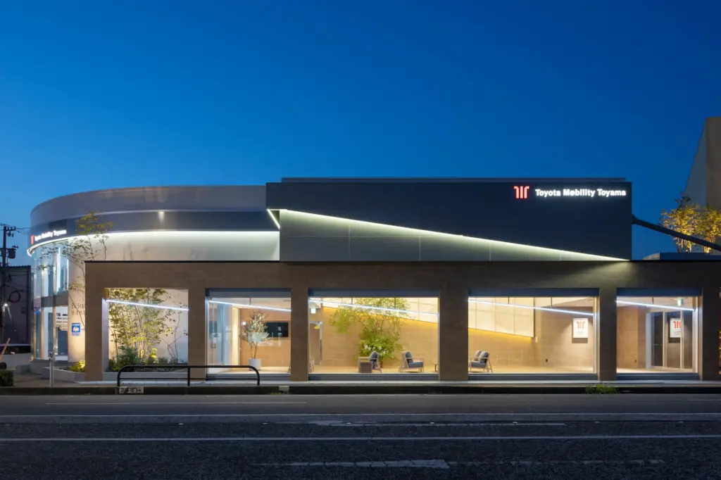 トヨタモビリティ富山 双代町EVステーションの光の演出事例①