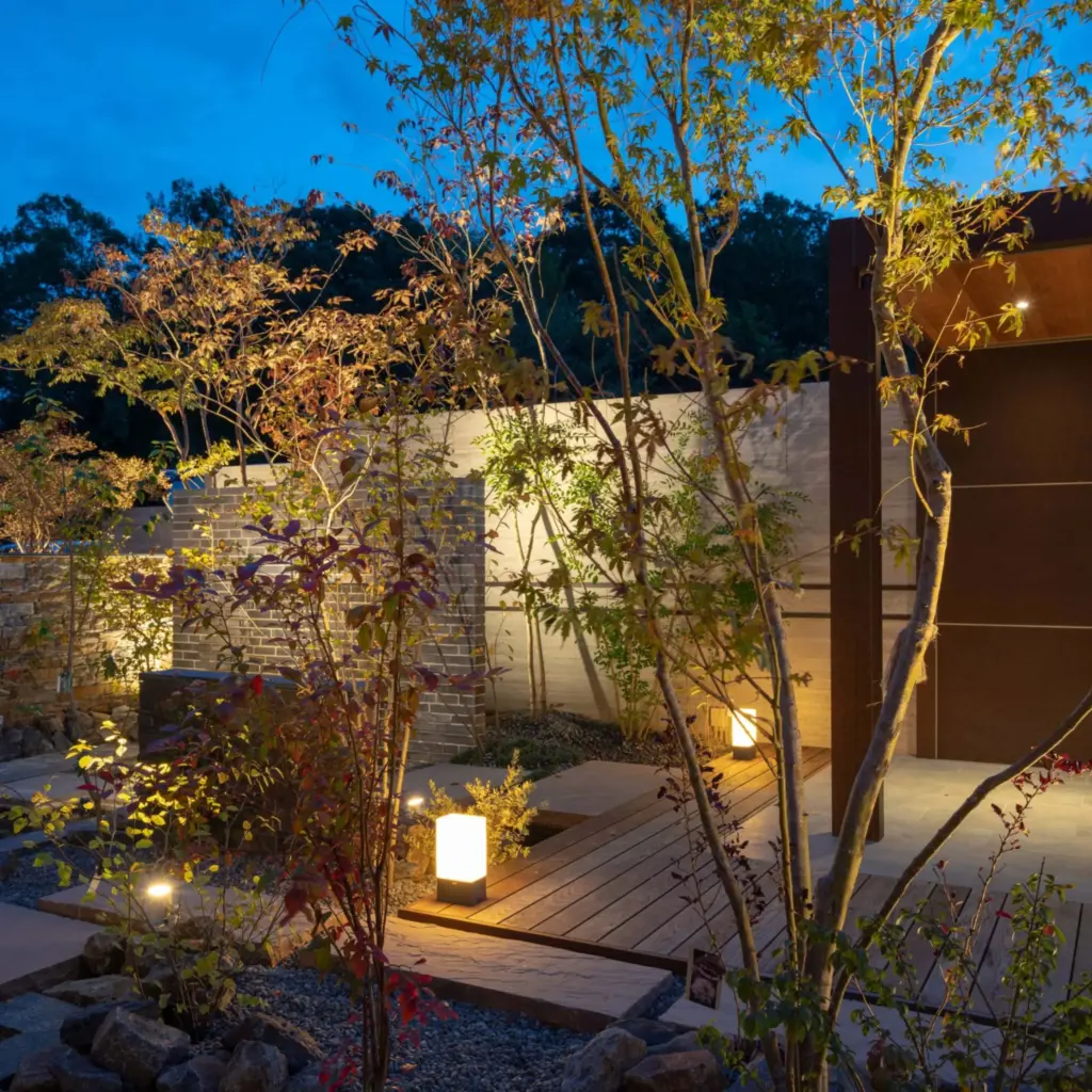 樹木や木目の建材と和風ライトを組み合わせた和の空間のイメージ