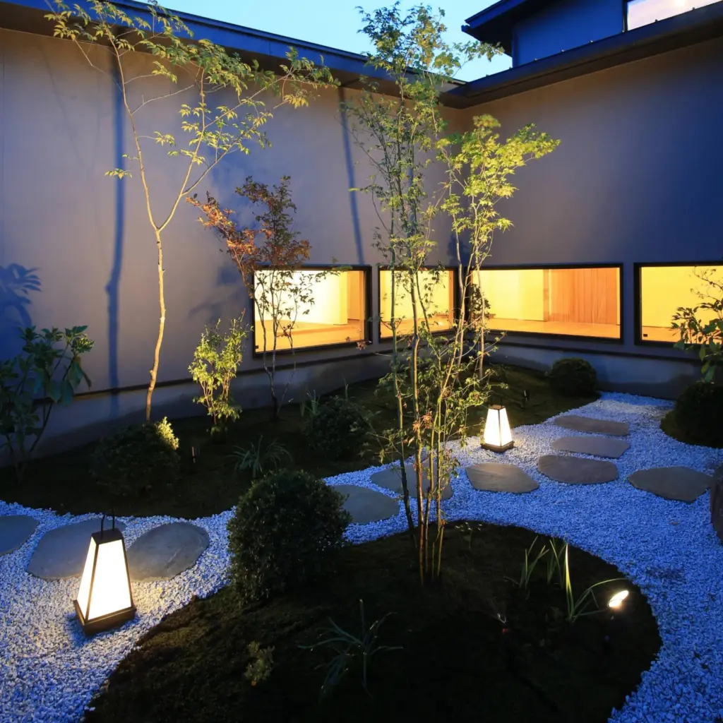 和風の樹木・石材・苔などと和風ライトを組み合わせた和の空間のイメージ