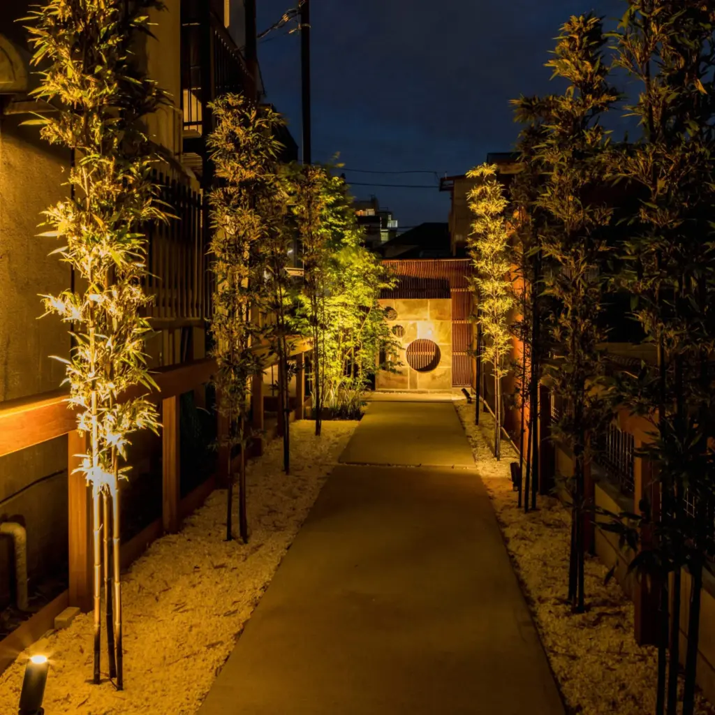 細身の樹木を色温度などで和風に演出した和の空間のイメージ