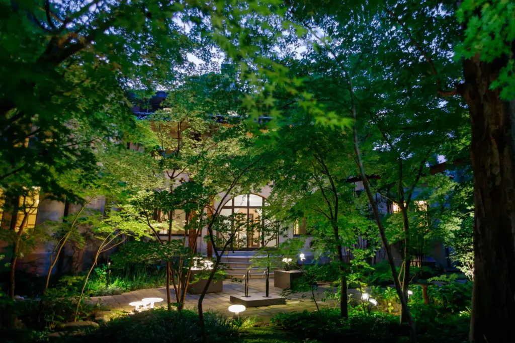 自然が生い茂る和の空間のイメージ