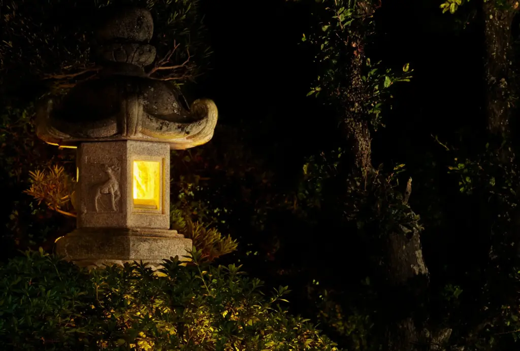 灯篭に光を灯した和の空間のイメージ